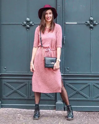 Rosé Strickkleid mit schwarzer Umhängetasche