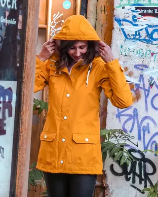 Gelbe Regenjacke mit Kapuze