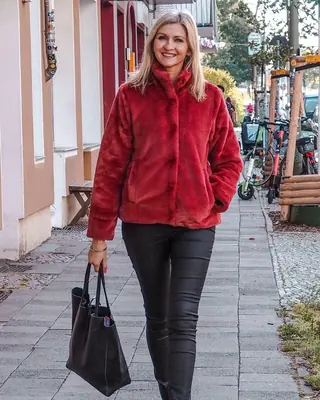 Rote Teddyjacke zu schwarzer Hose